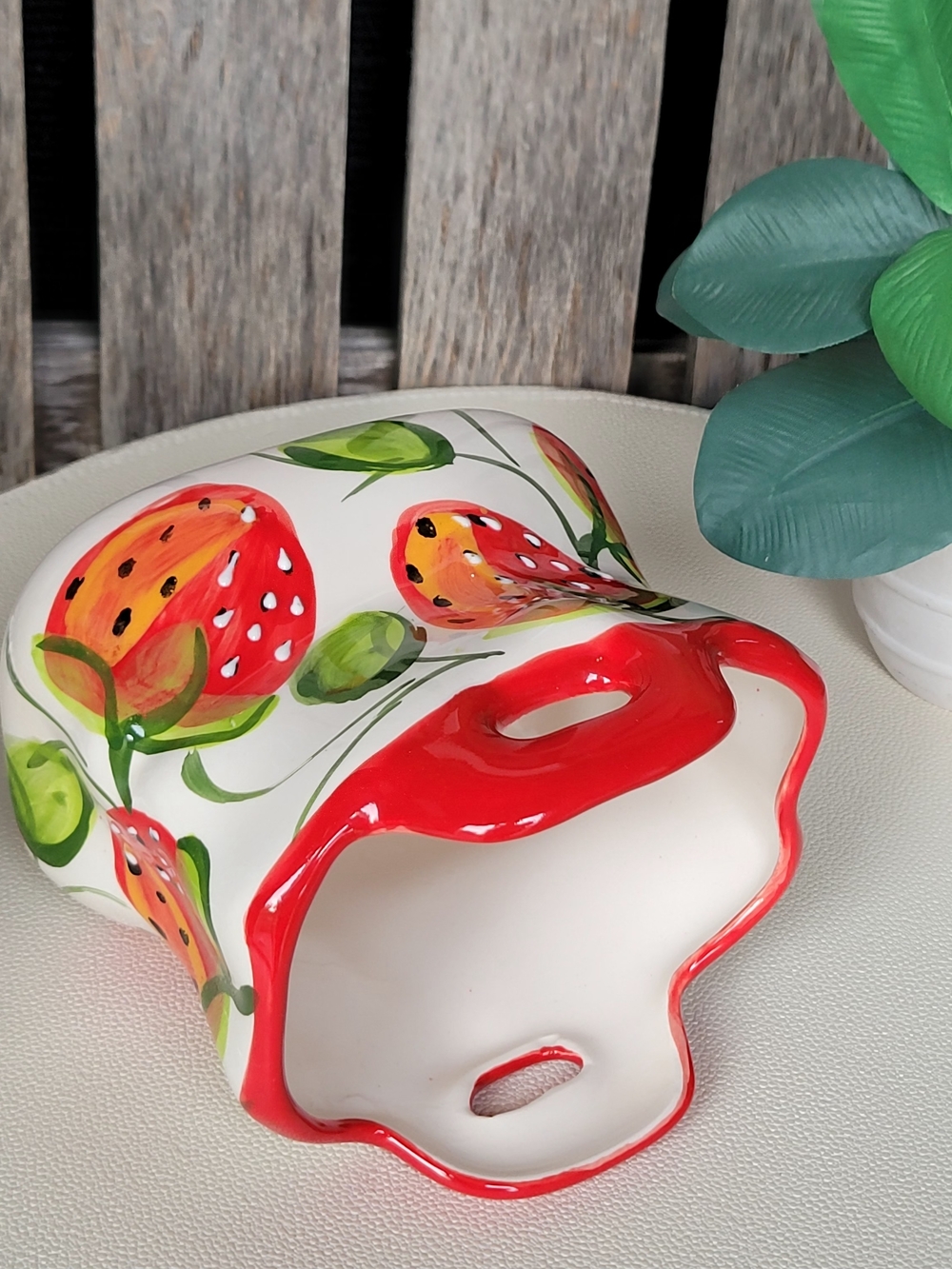 Hand-Painted Strawberry Ceramic Caddy - Red and Green - Ceramicas Anoru - Picture 8 of 10